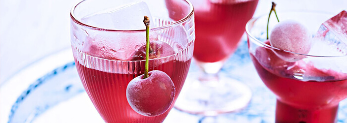 15 Pilihan Minuman Alkohol Manis dengan Rasa Fun dan Kelas! 14 Cherry Bounce – Buah Ceri yang Bikin Lo Meleleh