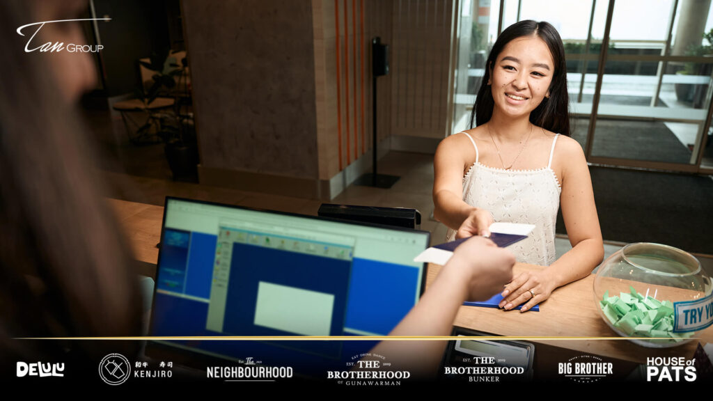 7 Kalimat Bahasa Inggris Buat Traktir Teman ala Anak Jaksel! 1 I’ll pay the bill