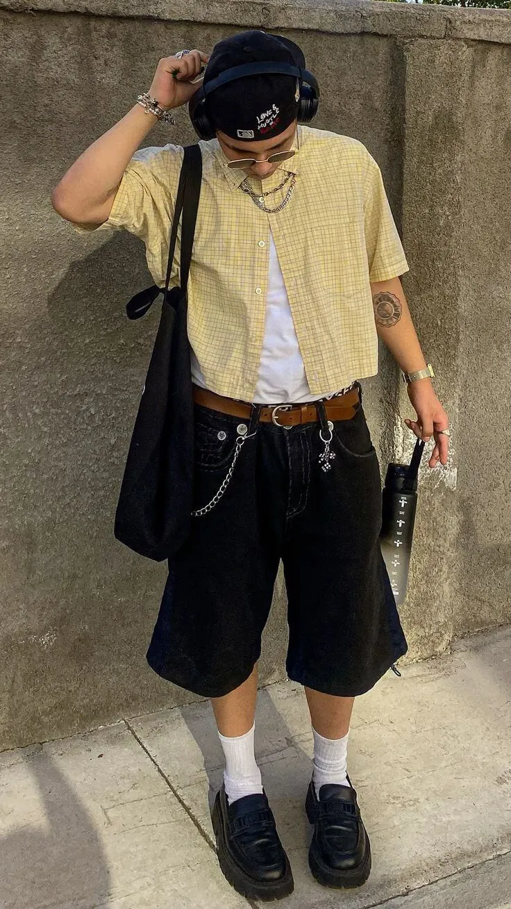 7 Tips Outfit Clubbing Pria Biar Tetap Stylish dan Nggak Saltum 12 Kaos atau Kemeja Simpel