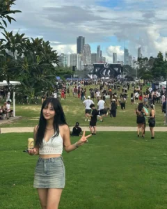 17 Outfit Nonton Konser Stylish, Hits & Ga Basi! 11 Outfit Crop Top Galore buat Cewek Confident