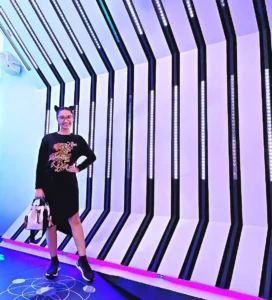 17 Outfit Nonton Konser Stylish, Hits & Ga Basi! 1 Outfit Neon Cyberpunk Vibes ala Future Raver