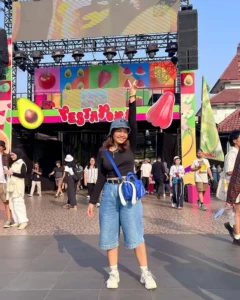 17 Outfit Nonton Konser Stylish, Hits & Ga Basi! 14 Outfit Puffer Jacket Buat Lo yang Berani Panas Demi Fashion