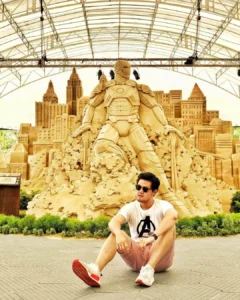 17 Outfit Nonton Konser Stylish, Hits & Ga Basi! 7 Outfit Simpel Tapi Nendang Tank Top + Short + Sneakers