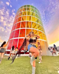 17 Outfit Nonton Konser Stylish, Hits & Ga Basi! 13 Outfit Monochrome: Simplicity is Key