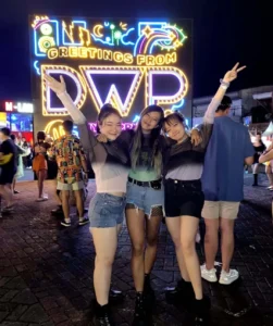 17 Outfit Nonton Konser Stylish, Hits & Ga Basi! 3 Outfit Squad Goals Look