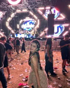 17 Outfit Nonton Konser Stylish, Hits & Ga Basi! 16 Outfit The Soft Girl Vibe