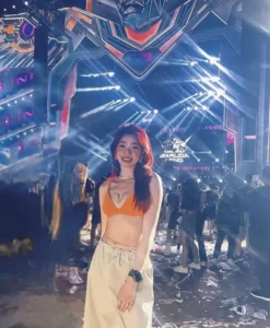 17 Outfit Nonton Konser Stylish, Hits & Ga Basi! 2 Outfit White on Glow Chic, Simpel, dan Sensual