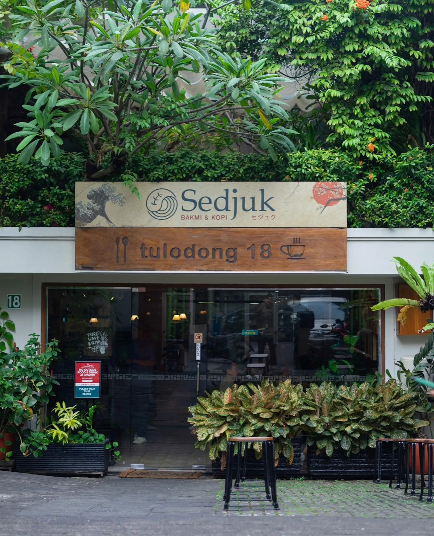 10 Spot Nongkrong Hits Jakarta Pusat, Bikin Ketagihan! 14 Sedjuk Bakmi Kopi Menteng