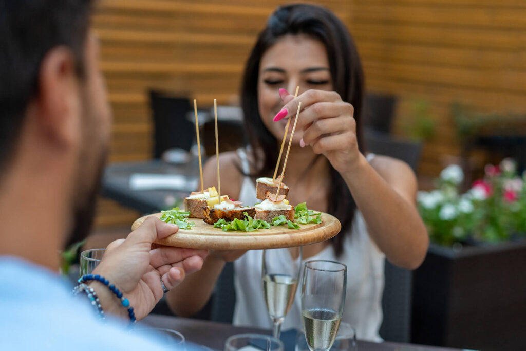 Fine Dining Itu Apa, Sih? Ini Bedanya Sama Makan Biasa! 4 close up wanita sedang makan di fine dining