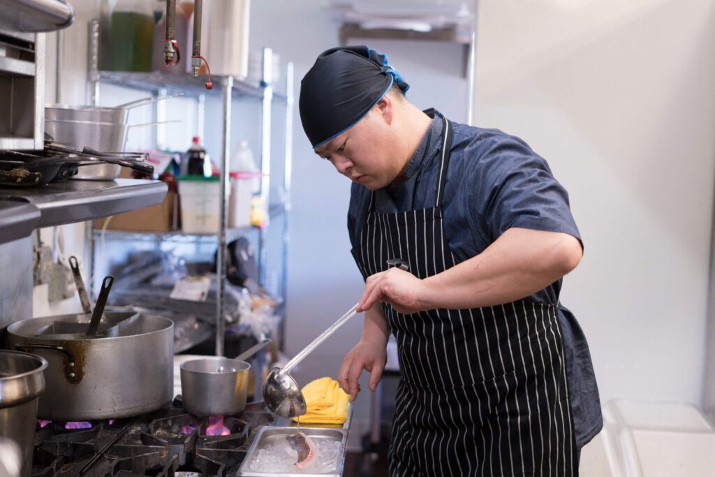 Fine Dining Itu Apa, Sih? Ini Bedanya Sama Makan Biasa! 2 profesional chef sedang memasak