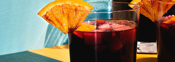 15 Pilihan Minuman Alkohol Manis dengan Rasa Fun dan Kelas! 1 Sangria – Buah, Wine dan Suasana Santai ala Spanyol