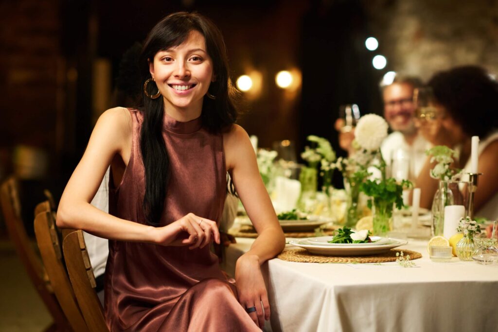 Fine Dining Itu Apa, Sih? Ini Bedanya Sama Makan Biasa! 3 wanita muda elegan berambut merah dan bergaun sutra di restoran
