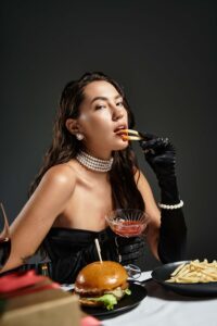 Fine Dining Itu Apa, Sih? Ini Bedanya Sama Makan Biasa! 1 wanita muda menikmati makanan lezat saat fine dining