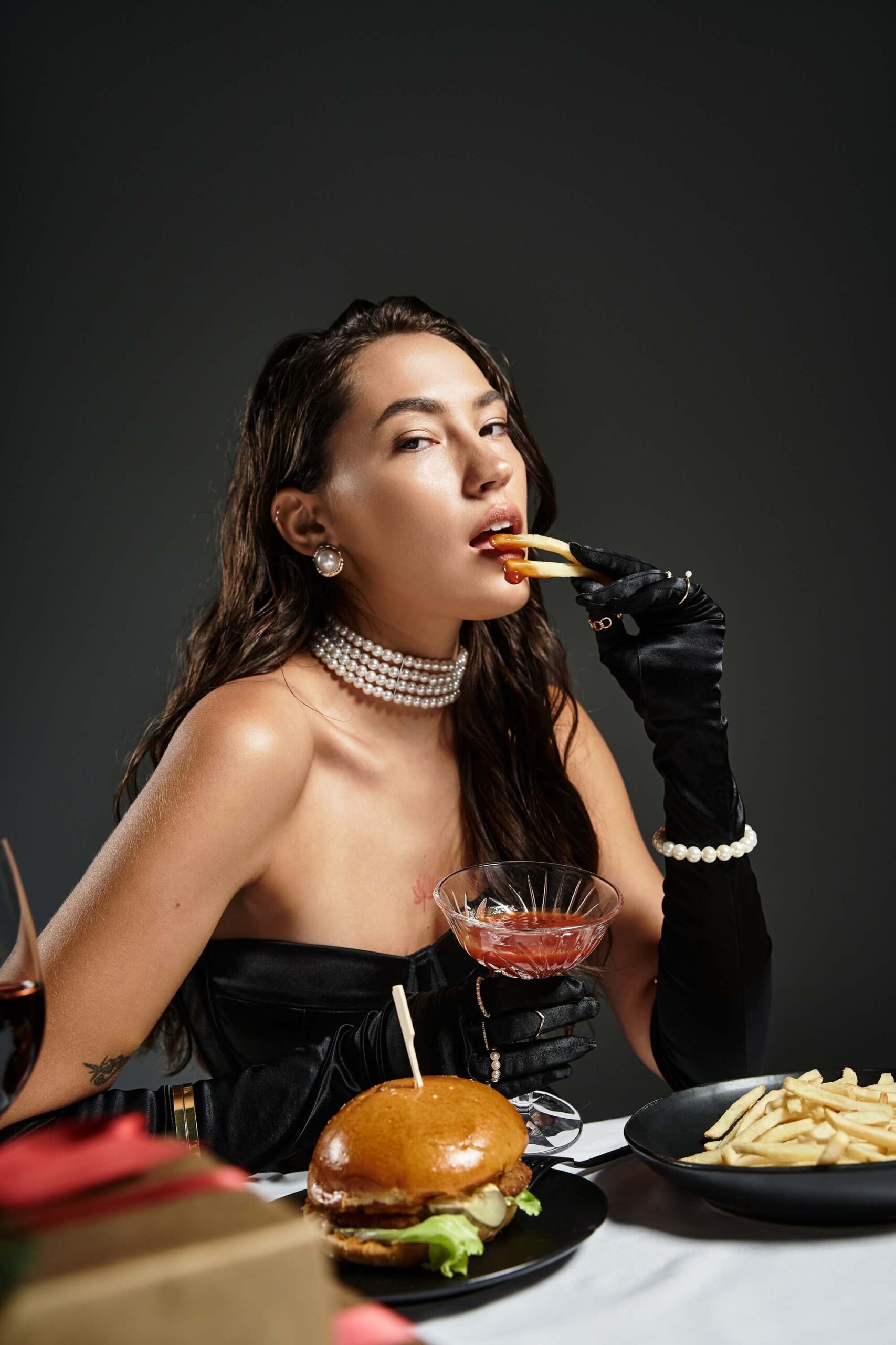 Fine Dining Itu Apa, Sih? Ini Bedanya Sama Makan Biasa! 12 wanita muda menikmati makanan lezat saat fine dining scaled