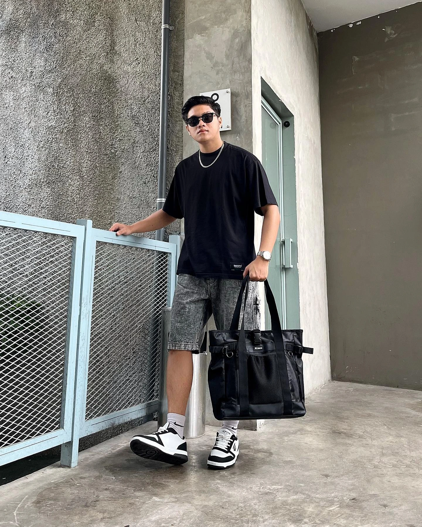 Checklist Wajib! 10 Style Cowok 2025 yang Bikin Lo di Notice 13 Oversized Shirt