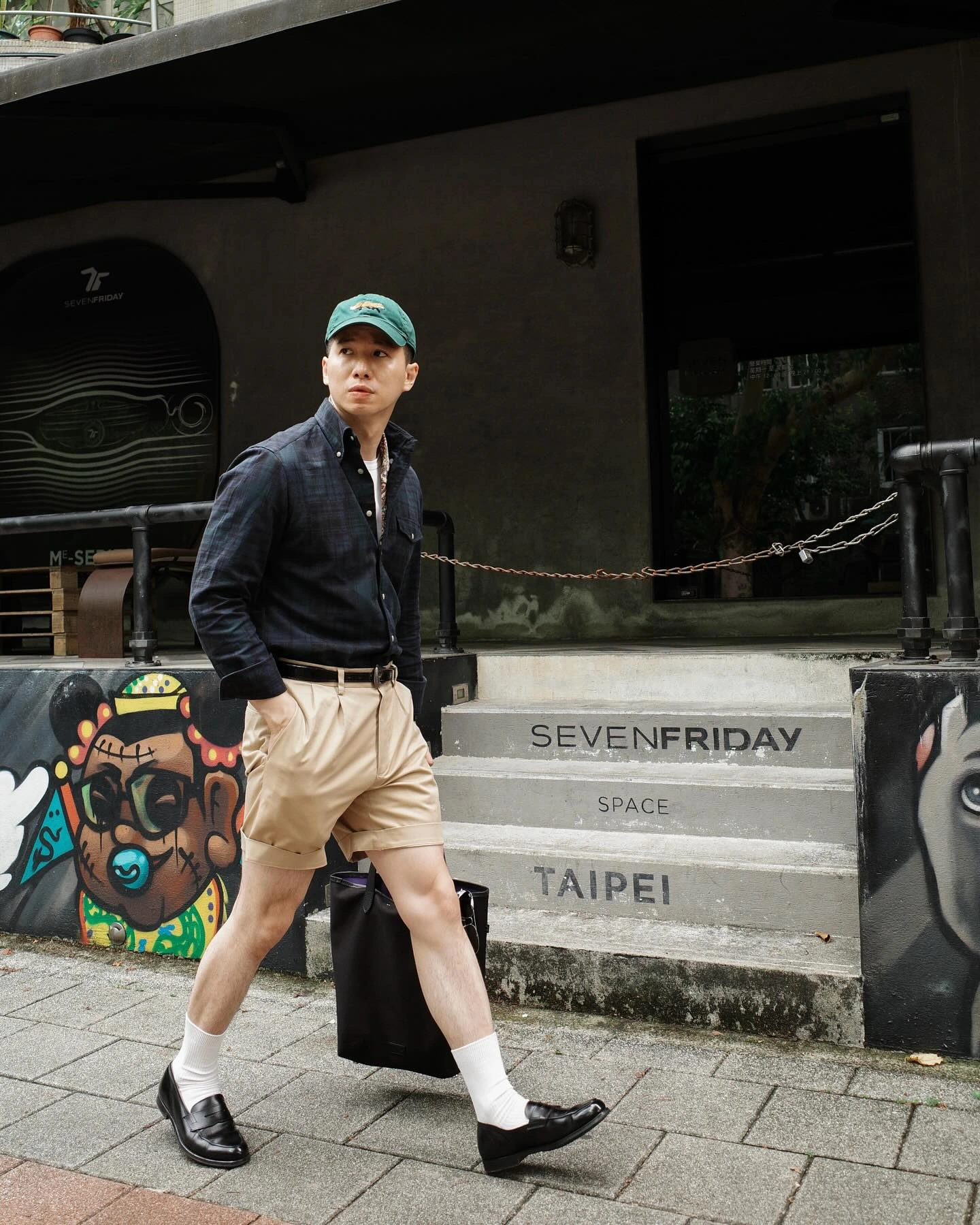 Checklist Wajib! 10 Style Cowok 2025 yang Bikin Lo di Notice 18 Preppy Look Ivy