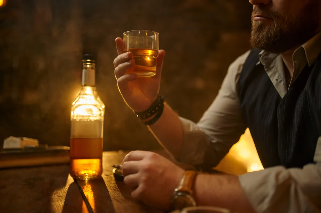 Whiskey atau Whisky? Panduan Ringkas Buat Pecinta Spirit 8 Pria minum neat whiskey