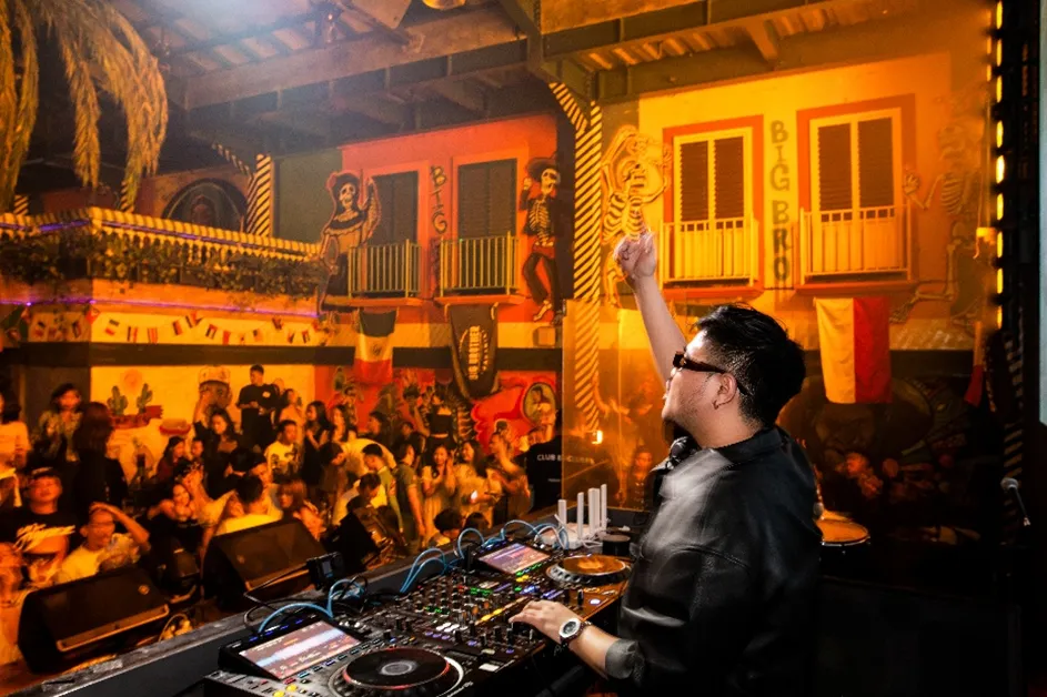 Fiesta Meksiko yang Bikin Nightlife Jakarta Makin Hidup 12 DJ dan crowd di nightclub Jakarta bertema fiesta meksiko