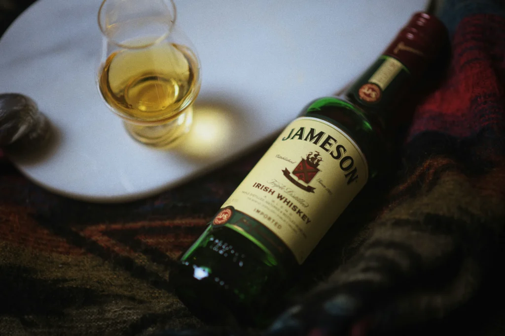 Whiskey atau Whisky? Panduan Ringkas Buat Pecinta Spirit 7 Botol whisky Jameson di atas kain