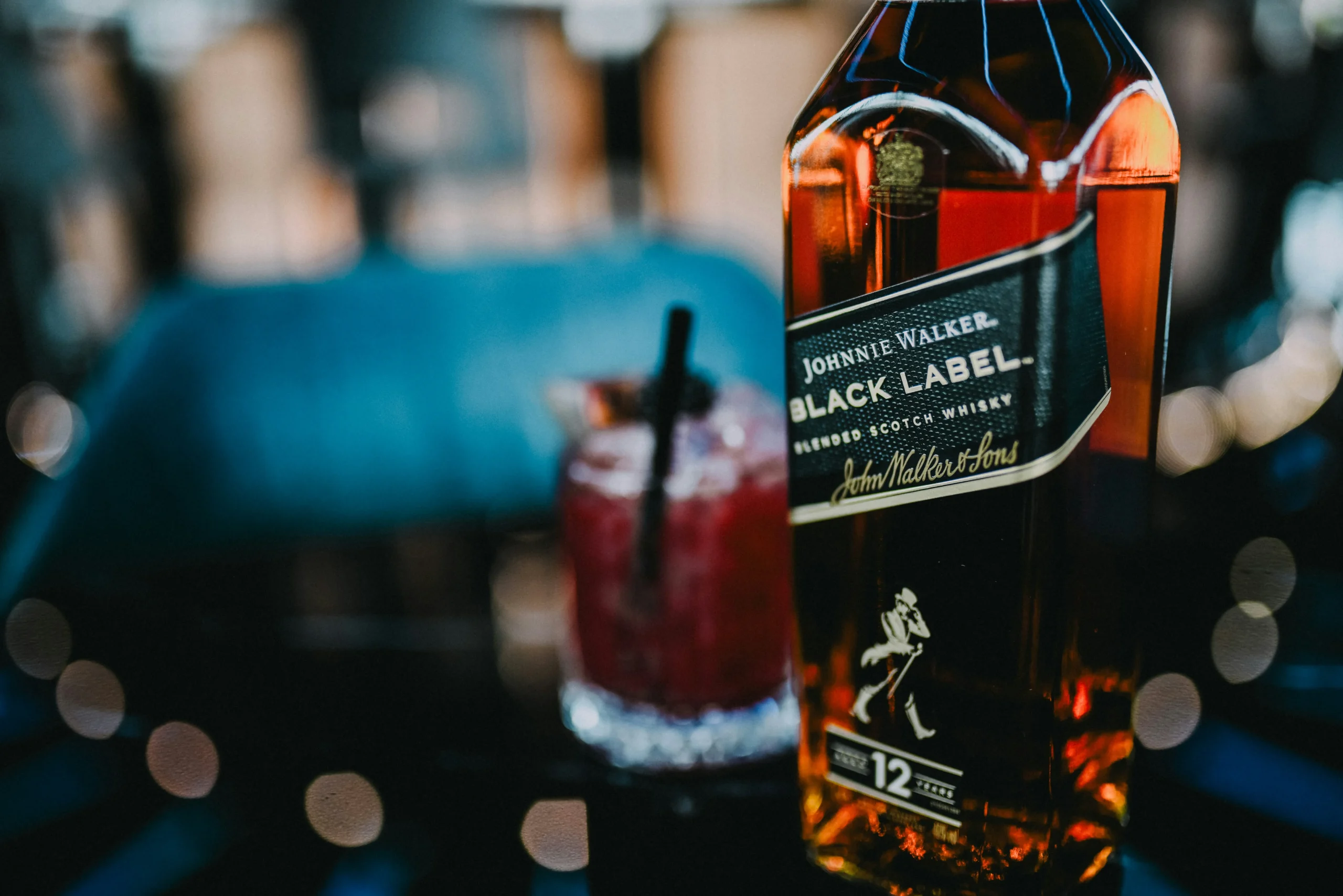 Whiskey atau Whisky? Panduan Ringkas Buat Pecinta Spirit 18 Bottle of Johnnie Walker 1 scaled