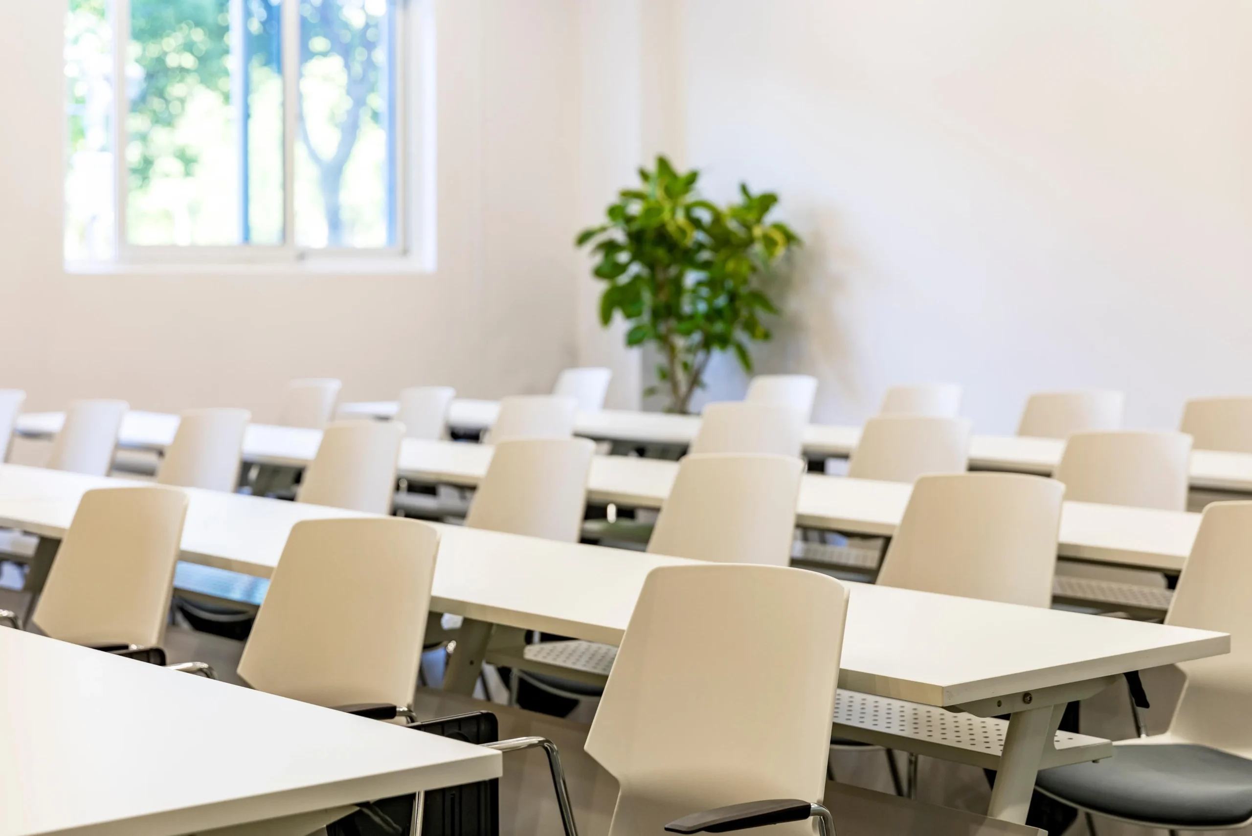 5 Layout Ruang Rapat Buat Meeting lebih Efektif 14 Classroom Style Meeting Room scaled