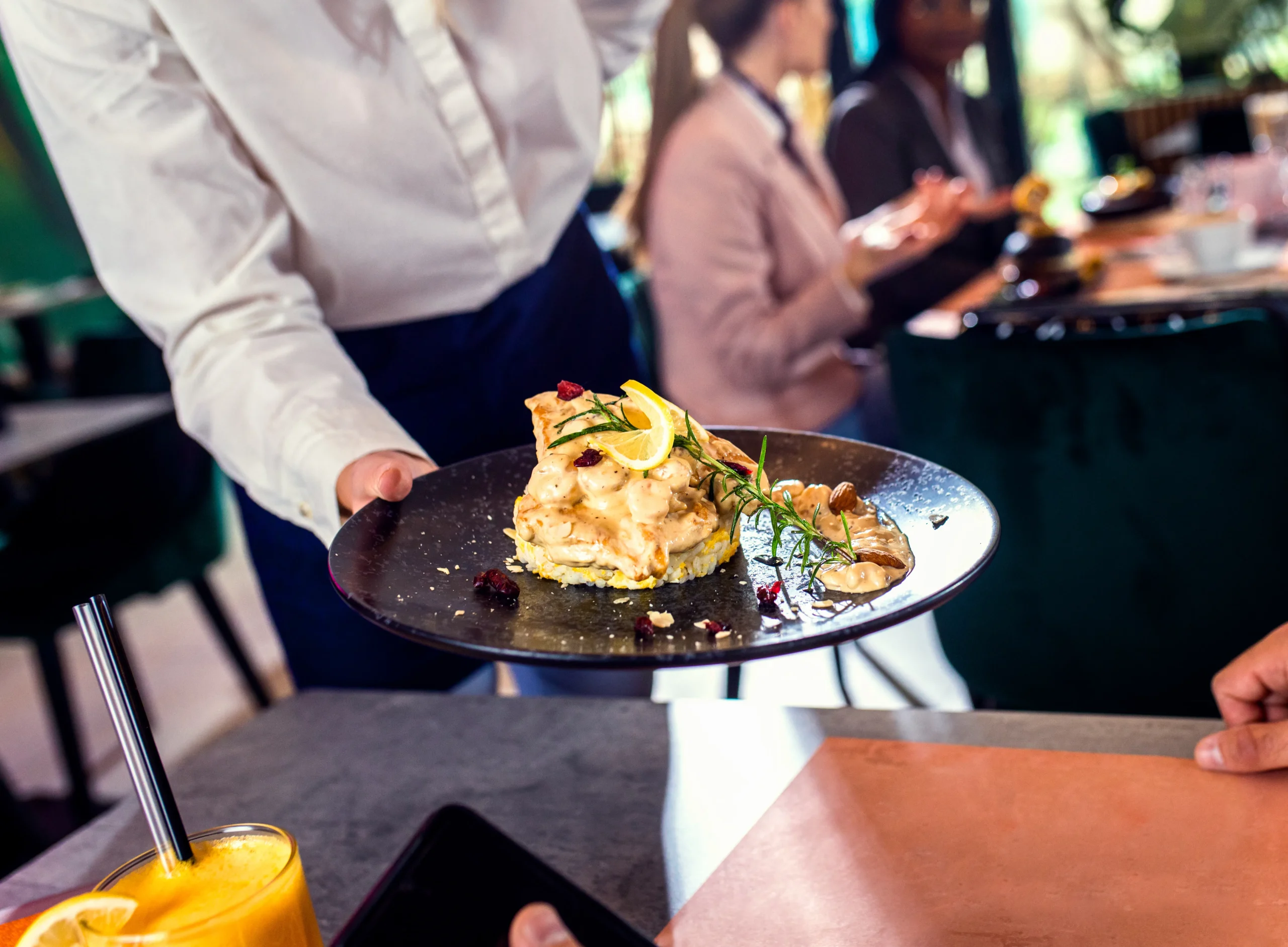Komunikasi dengan Staff Fine Dining