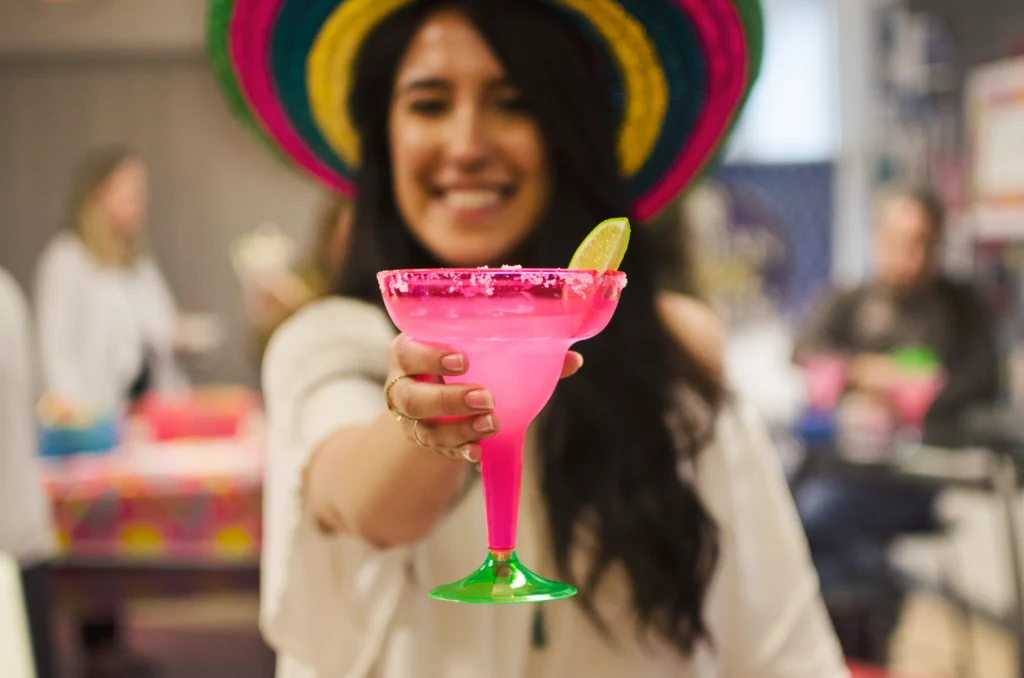 Fiesta Meksiko yang Bikin Nightlife Jakarta Makin Hidup 7 Wanita minum margarita merayakan cinco de mayo