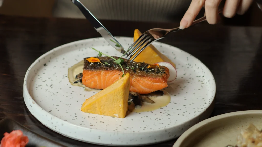 Menggunakan alat makan fine dining