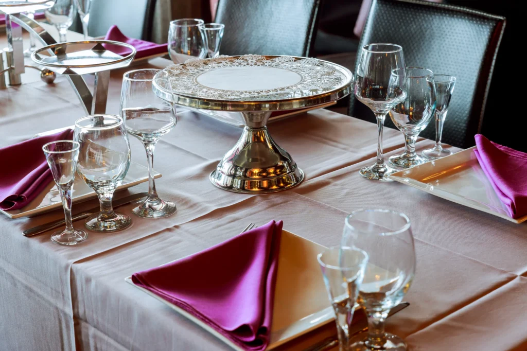 Menggunakan napkin fine dining