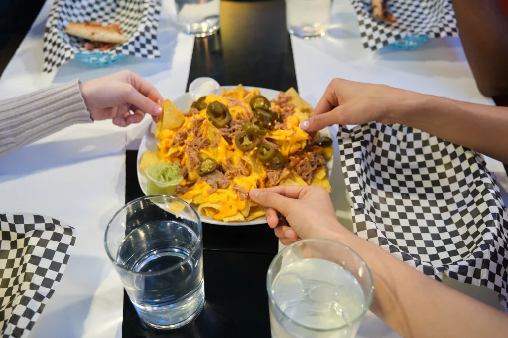 Fiesta Meksiko yang Bikin Nightlife Jakarta Makin Hidup 2 Teman berkumpul makan nachos
