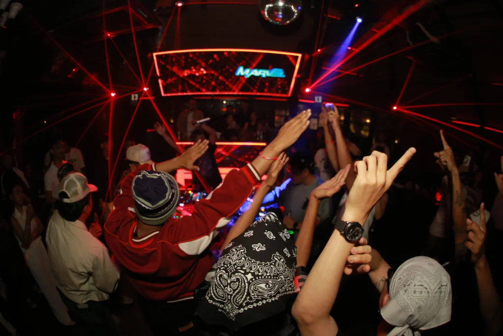 Fiesta Meksiko yang Bikin Nightlife Jakarta Makin Hidup 8 Kerumunan menari di nightclub Jakarta