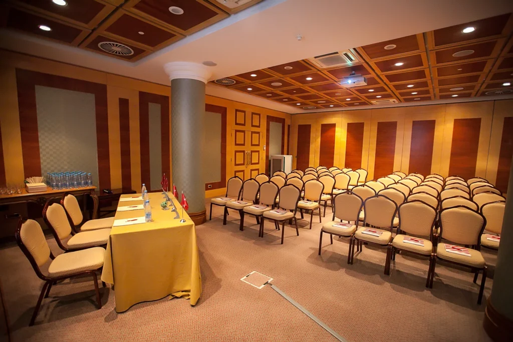 5 Layout Ruang Rapat Buat Meeting lebih Efektif 5 Layout ruang rapat theater style