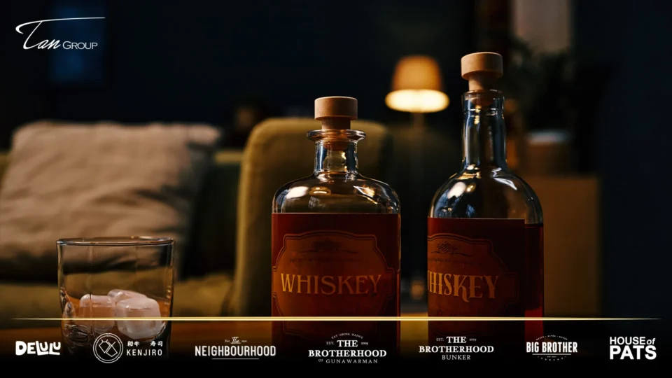 Dua botol whiskey dan gelas