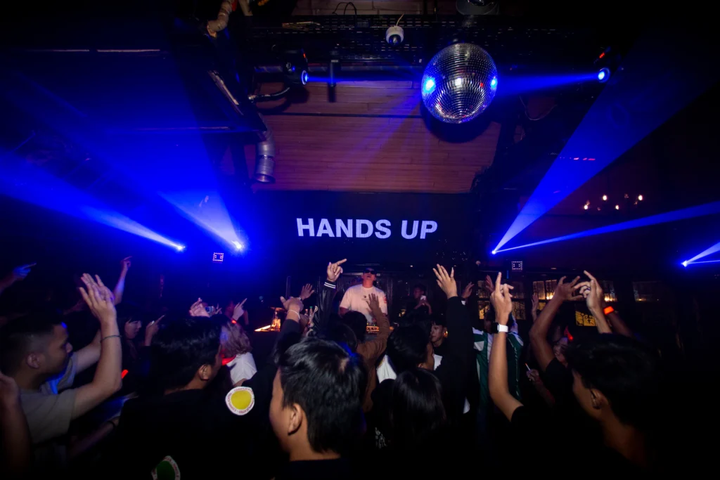 Fiesta Meksiko yang Bikin Nightlife Jakarta Makin Hidup 9 Kerumunan menari di nightclub Jakarta