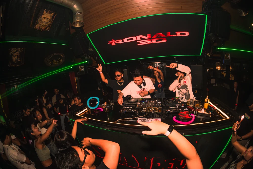 Fiesta Meksiko yang Bikin Nightlife Jakarta Makin Hidup 10 DJ memutar lagu di nightclub Jakarta