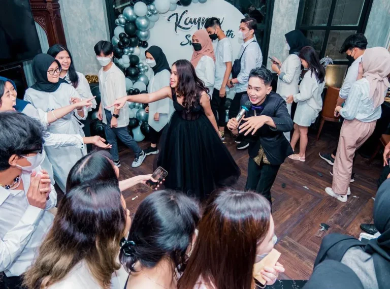 intimate birthday dinner with friends