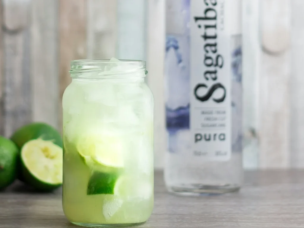 10 Jenis Minuman Alkohol Ikonik dari Setiap Negara 10 Cachaça, minuman alkohol dari Brazil