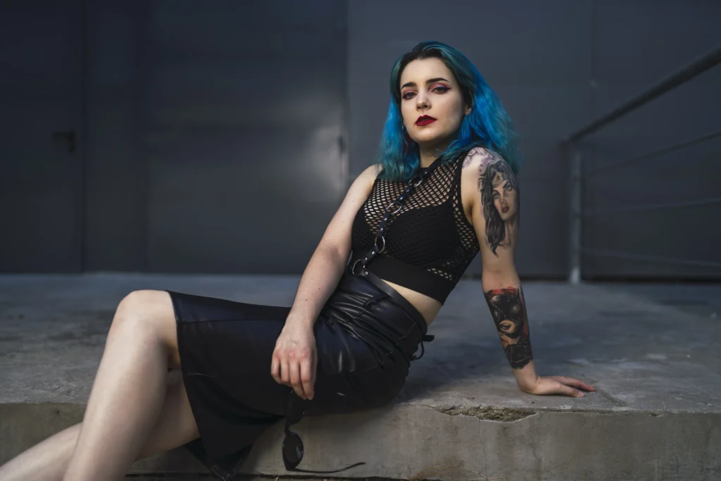 Outfit Skena & Playlist Buat Karaoke Bareng Circle 6 Outfit skena fishnets