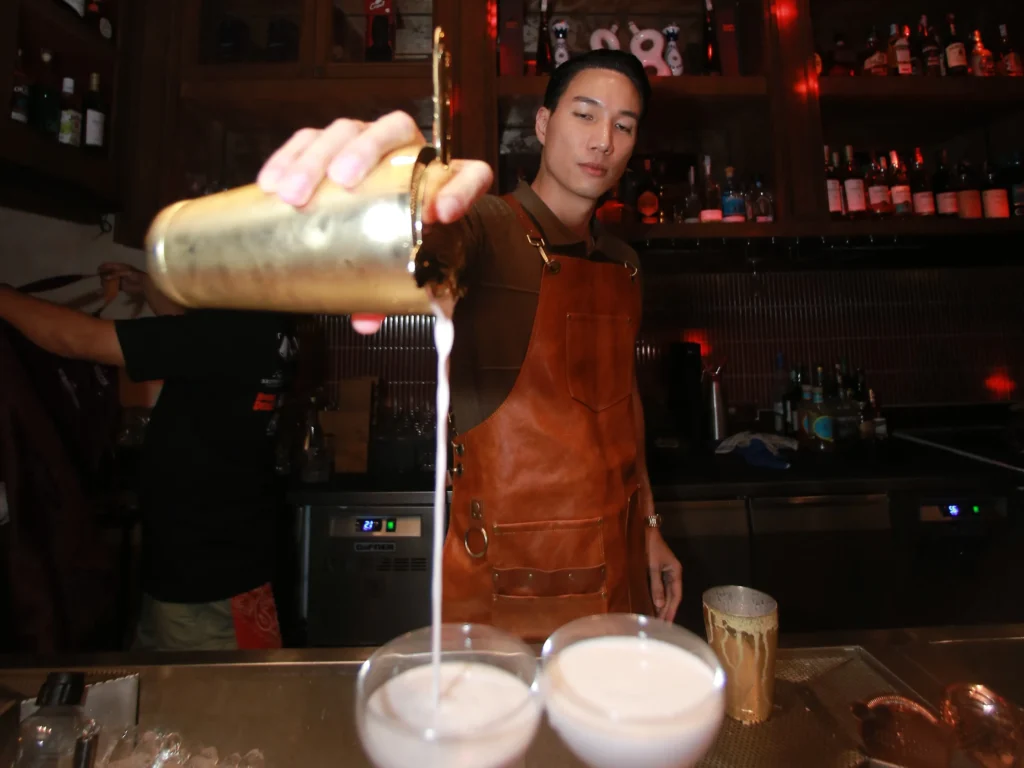 Kerja Jadi Bartender Kayak Apa Sih? Ini 5 Faktanya! 1 Bar takeover The Neighbourhood Jakarta