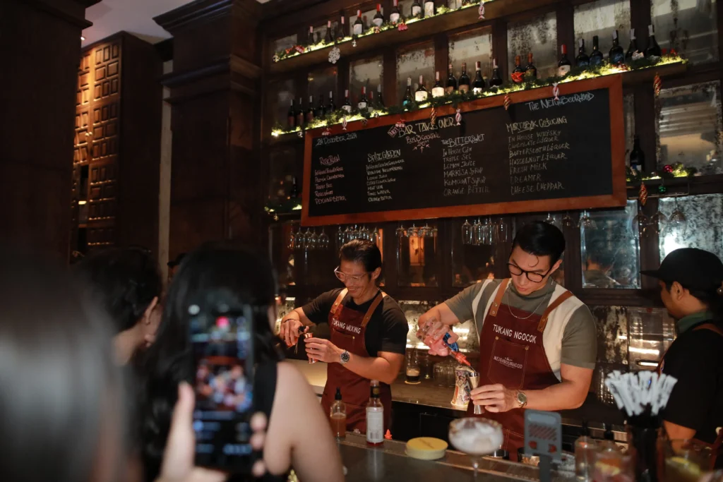 Kerja Jadi Bartender Kayak Apa Sih? Ini 5 Faktanya! 4 Bartender multitasking