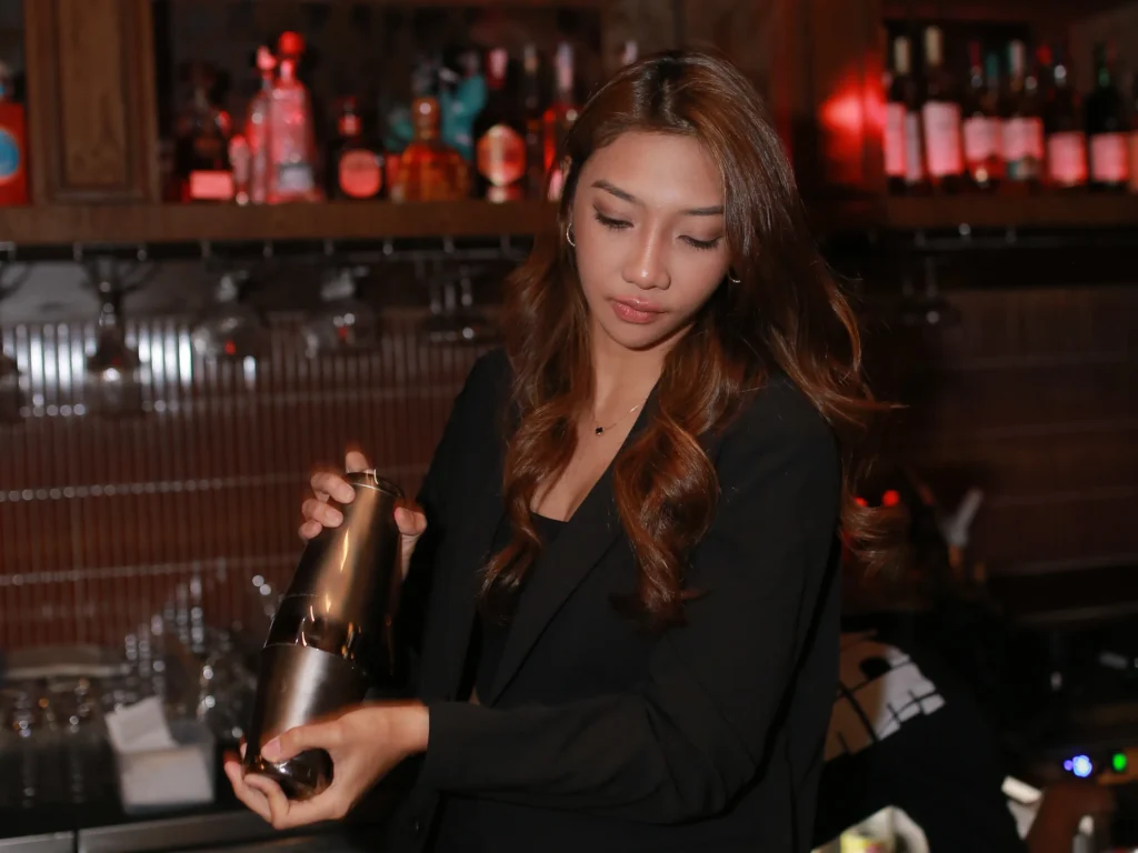 Kerja Jadi Bartender Kayak Apa Sih? Ini 5 Faktanya! 3 Cindy Caroline bar takeover ROSI Jakarta