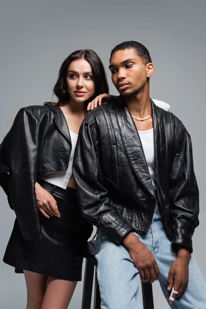 Outfit Skena & Playlist Buat Karaoke Bareng Circle 2 Outfit skena jaket kulit