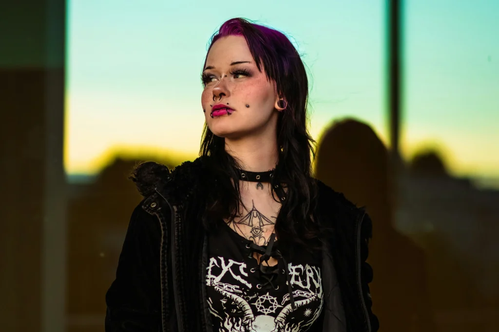 Outfit Skena & Playlist Buat Karaoke Bareng Circle 5 Outfit skena piercings & tattoo