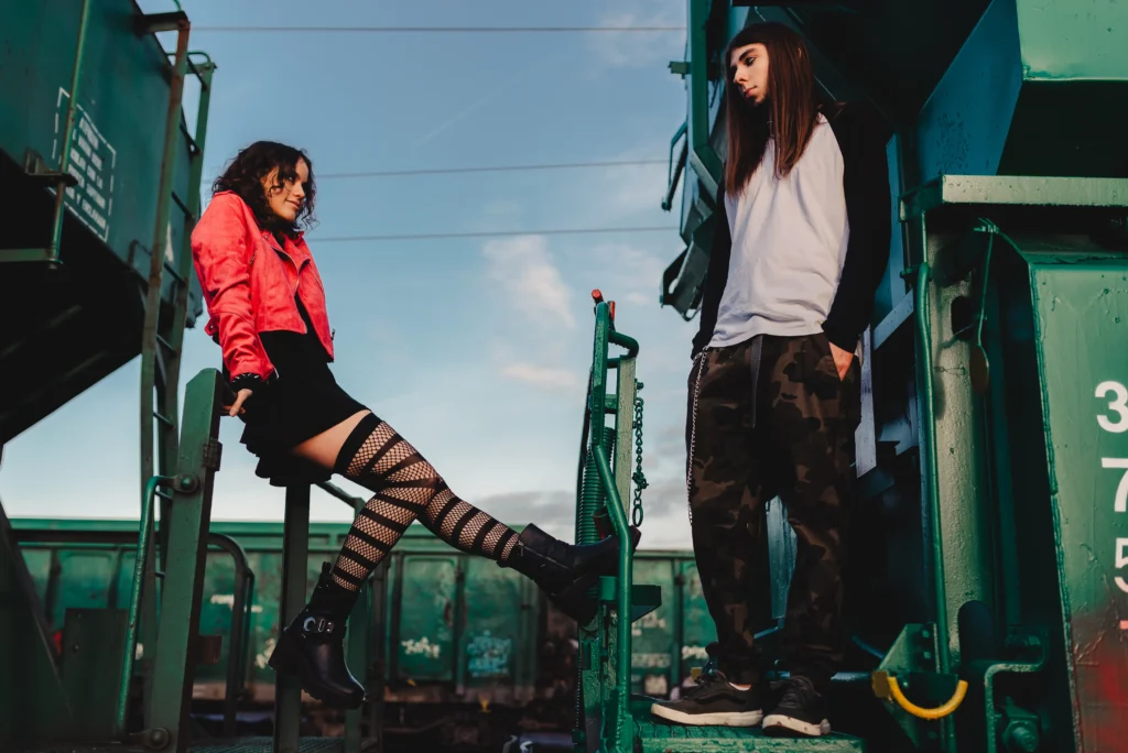 Outfit Skena & Playlist Buat Karaoke Bareng Circle 4 Outfit skena sepatu boots