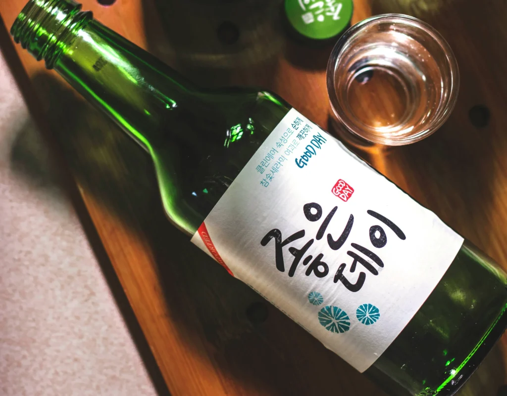 10 Jenis Minuman Alkohol Ikonik dari Setiap Negara 3 Soju, minuman alkohol dari Korea