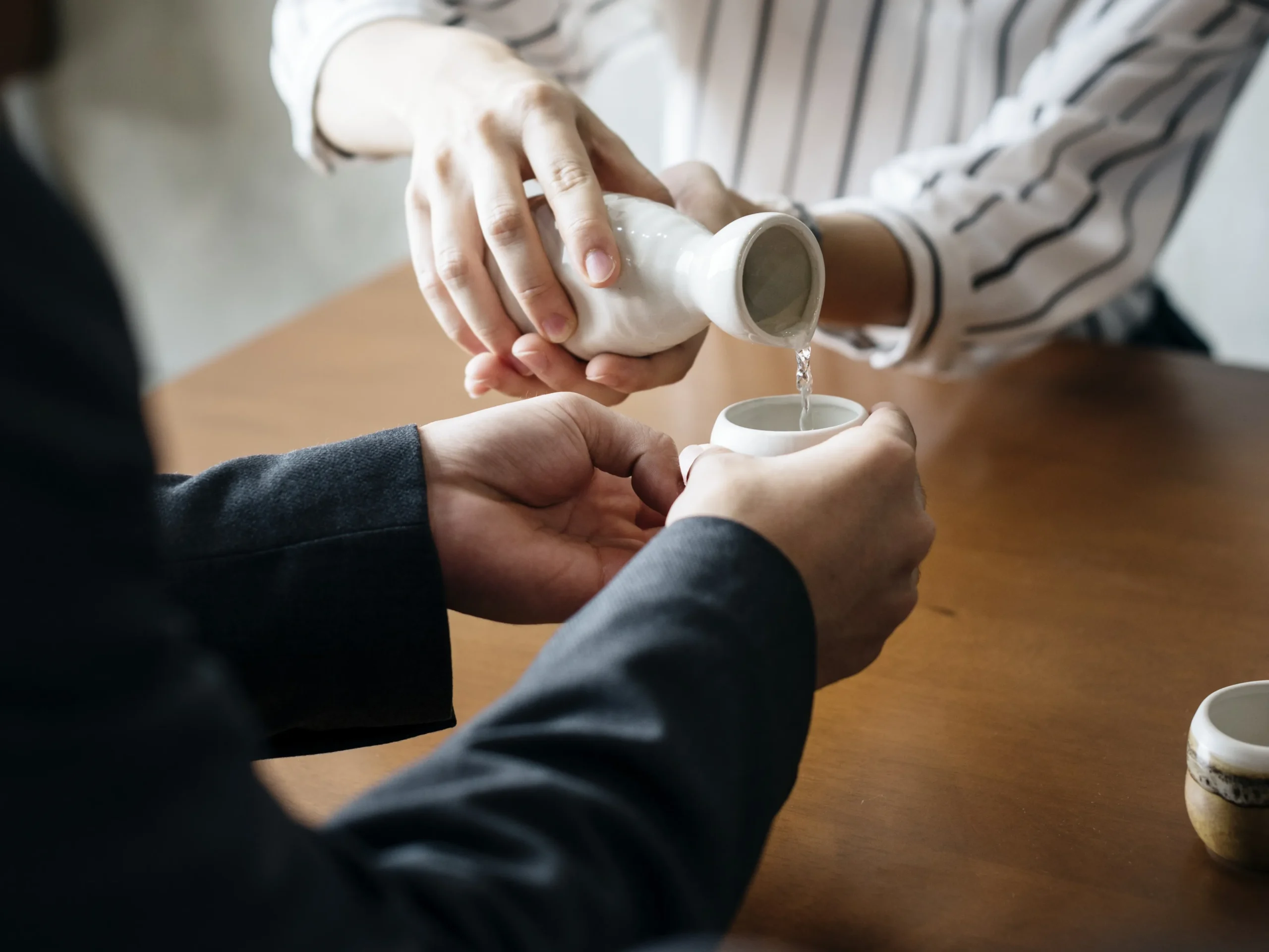 Kenali 5 Jenis Sake Jepang Ini Biar Nggak Salah Pilih! 19 3 Langkah Menikmati Sake 2 scaled