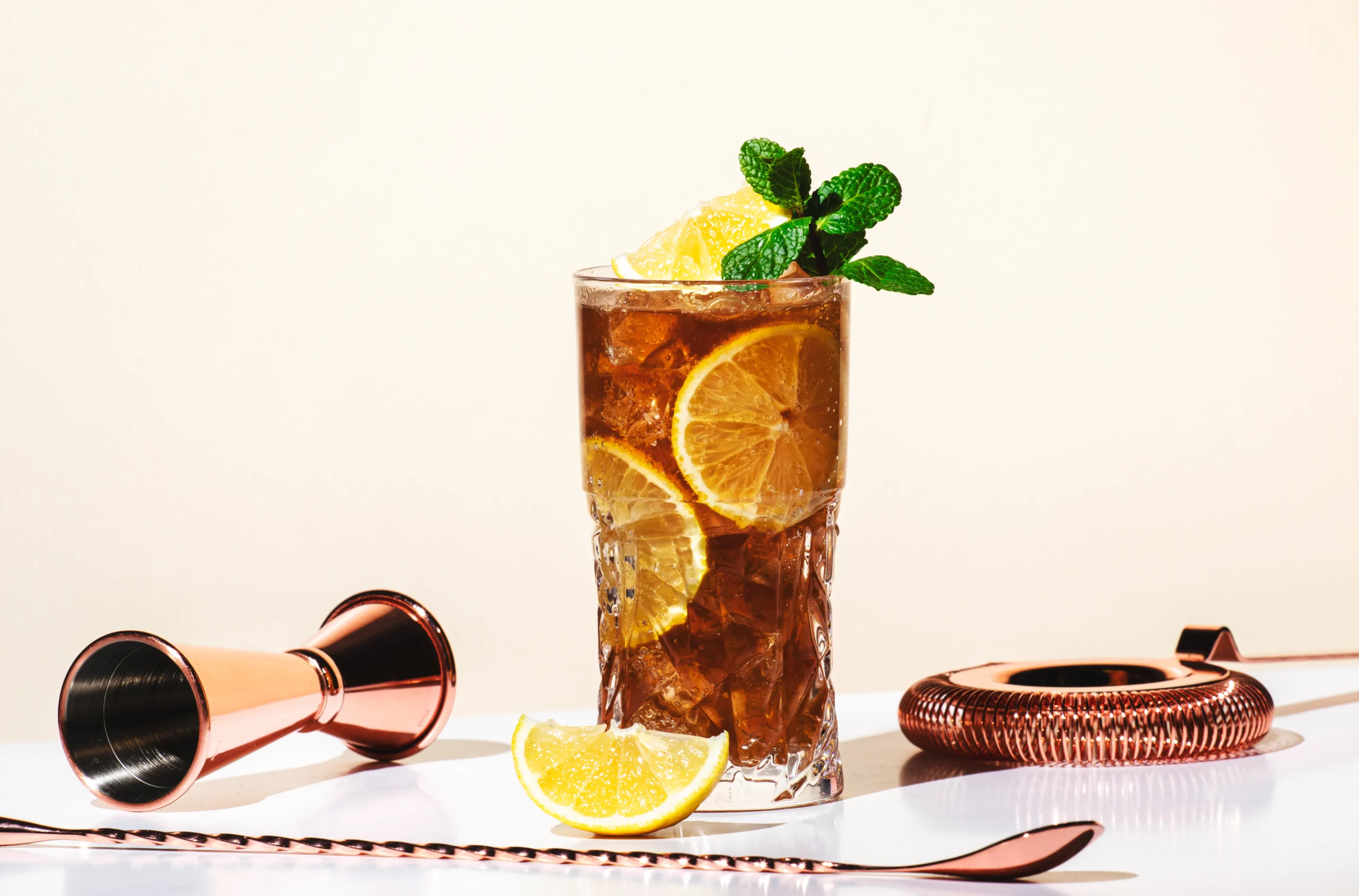 Newbie di Bar? Harus Tau Daftar Minuman Cocktail Klasik Ini! 12 Long Island scaled