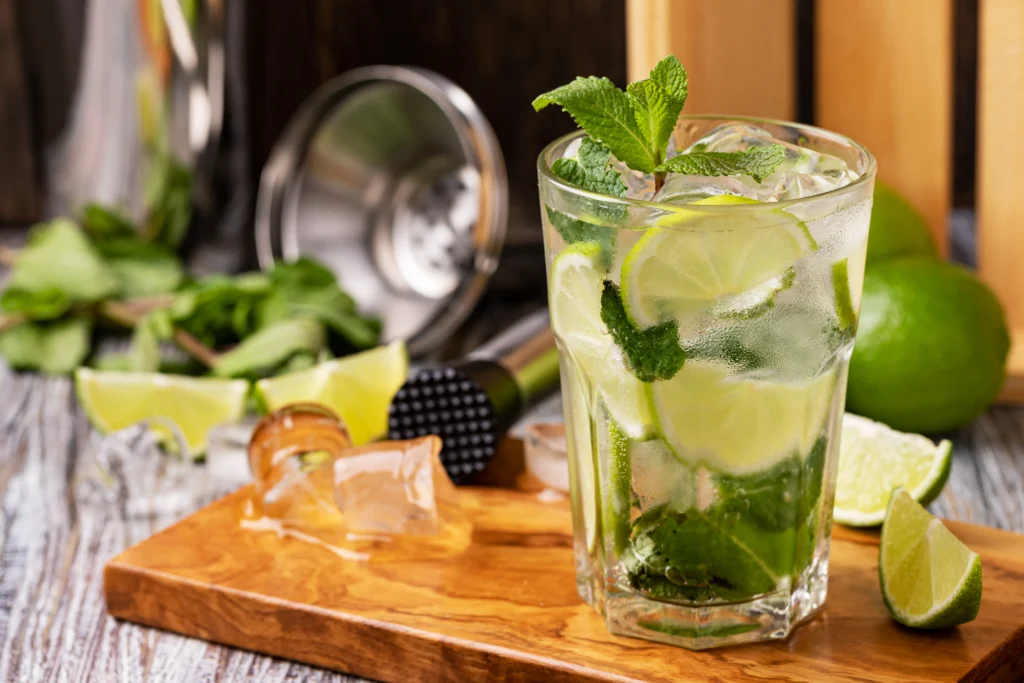 Newbie di Bar? Harus Tau Daftar Minuman Cocktail Klasik Ini! 9 Mojito, minuman cocktail klasik di bar