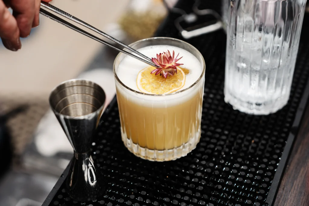 Newbie di Bar? Harus Tau Daftar Minuman Cocktail Klasik Ini! 8 Whisky sour, minuman cocktail klasik di bar