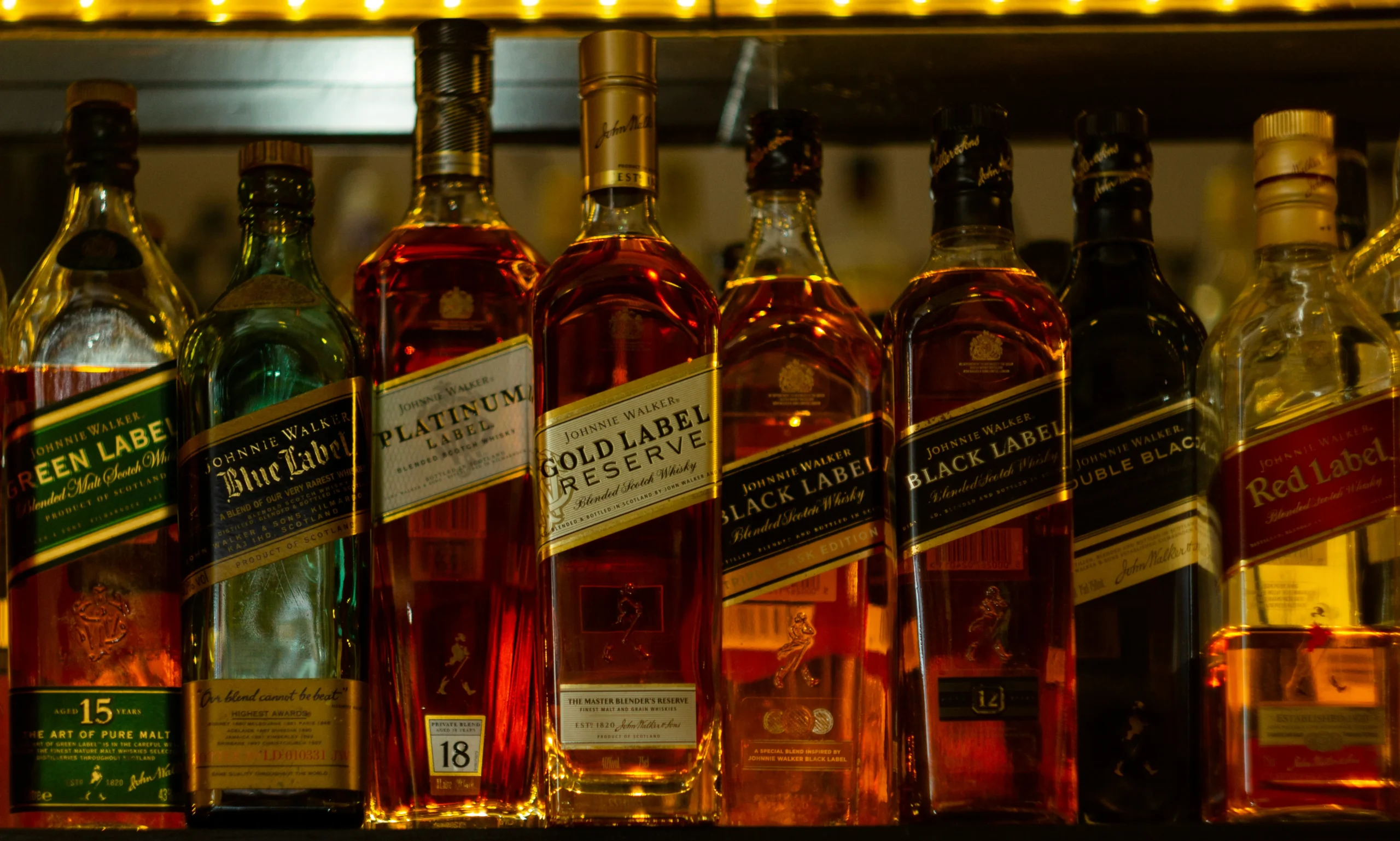 Ngaku Suka Whiskey? Pahami Perbedaan 6 Jenis Whiskey Ini! 13 Johnnie Walker Scotch scaled